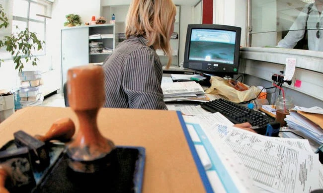 Οι αιτήσεις για επιστροφή του 13ου και 14ου μισθού στο Δημόσιο